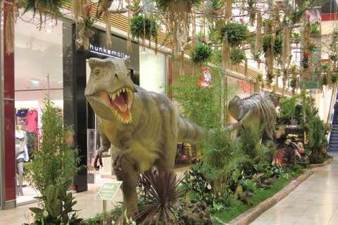 Pflanzendekoration für eine Dinosaurierausstellung