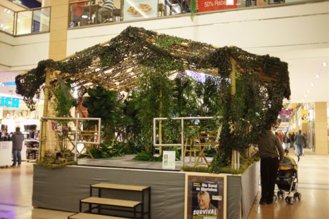 Eine Bühne aus Bambus mit Begrünung