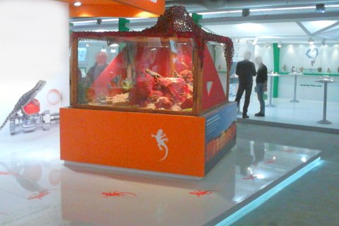 Messepräsentation mit Pavillon auf Bühnenelementen